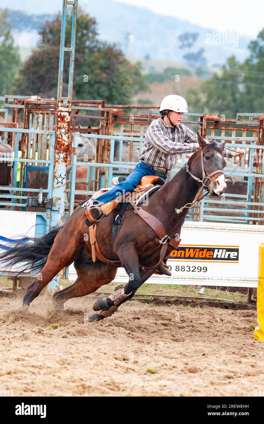 Foto di uomini, donne e bambini che competono nel rodeo di Gresford cavalcando cavalli e tori in una varietà di eventi Foto Stock