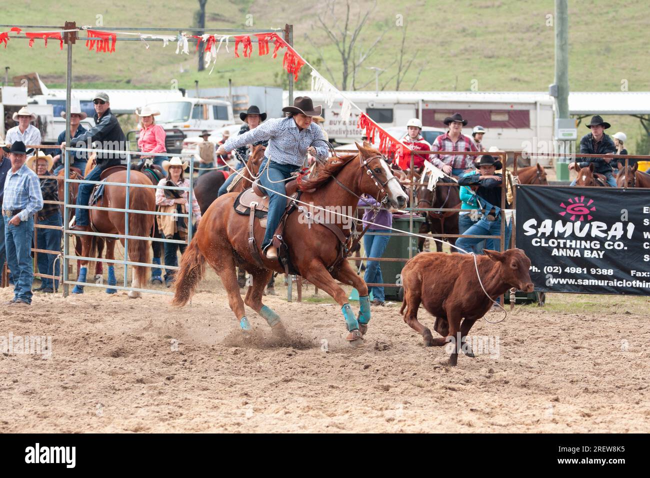 Foto di uomini, donne e bambini che competono nel rodeo di Gresford cavalcando cavalli e tori in una varietà di eventi Foto Stock