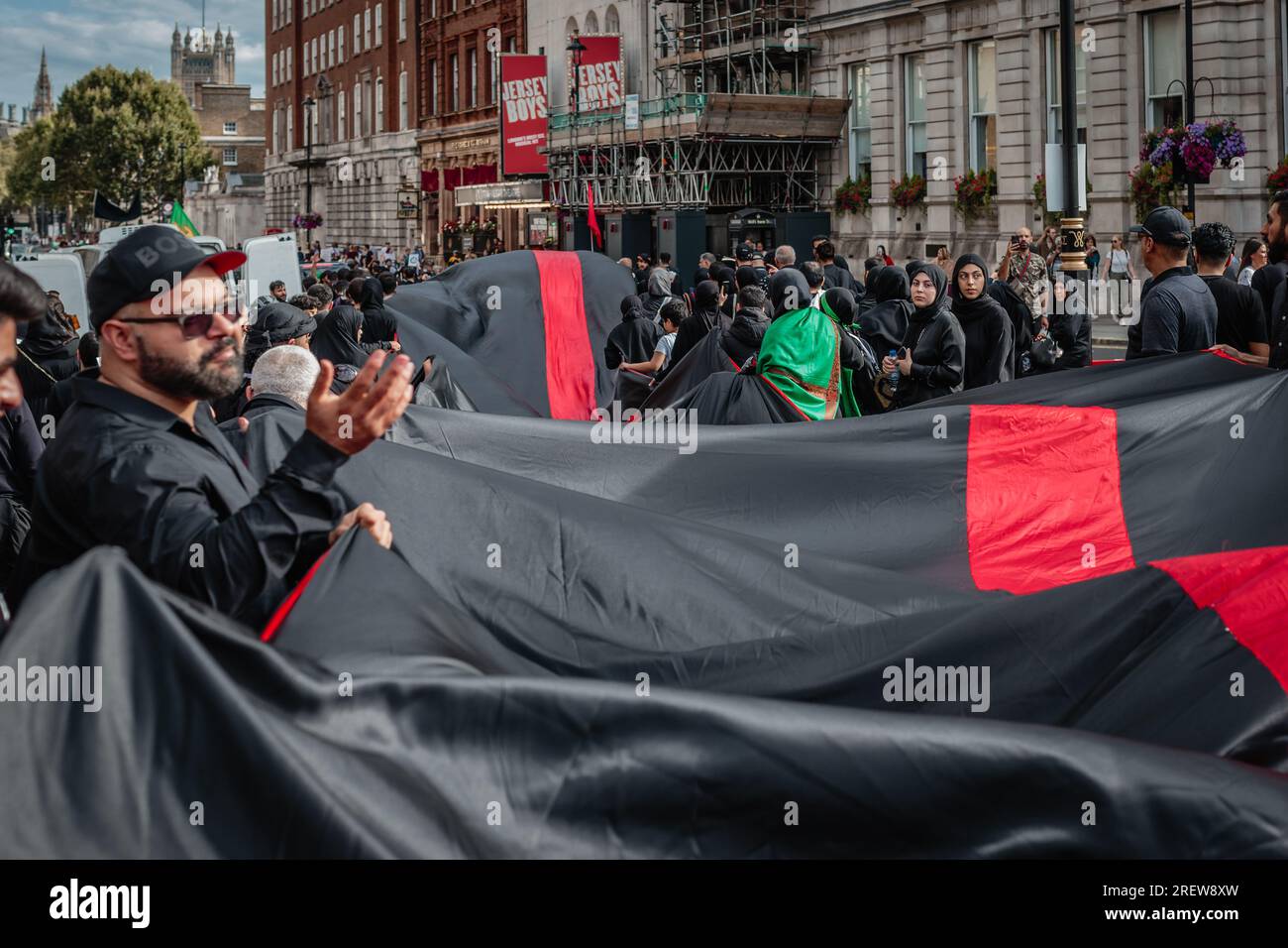 I popoli musulmani e gli amanti dell’Imam Hussain provenienti da diverse religioni in tutto il mondo si preparano a Muharram per ricordare lui e i 72. Foto Stock