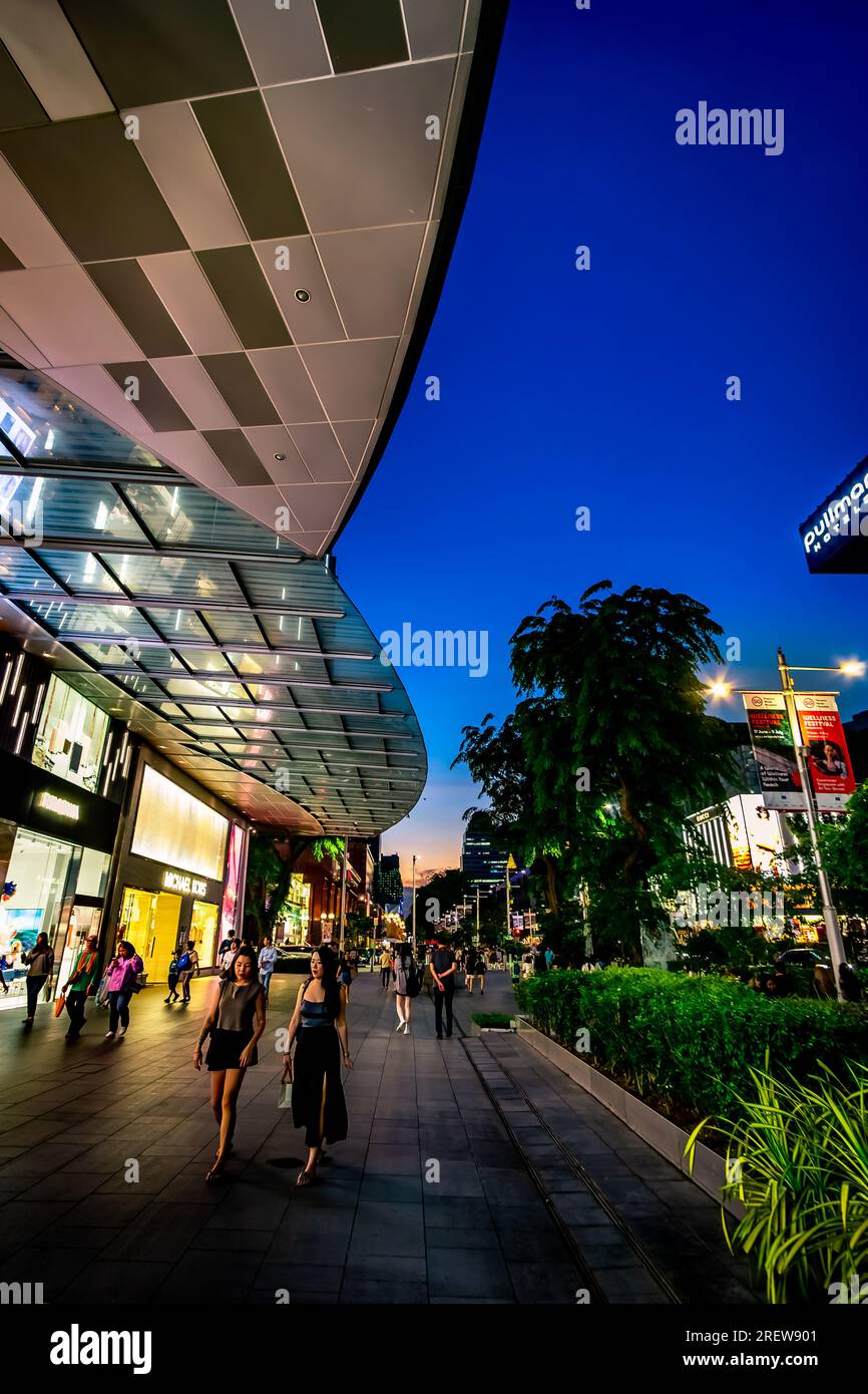 Situato nel centro di Orchard Road, l'Hilton Singapore Orchard offre un posto fondamentale per esplorare il quartiere dello shopping e dell'intrattenimento di prima classe della città Foto Stock