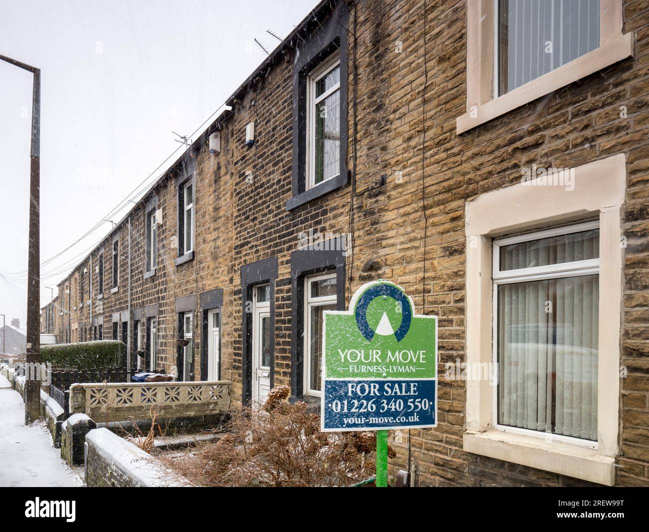 21 gennaio 2018 - Wombwell, Barnsley, South Yorkshire, Regno Unito - Casa a terrazze, una di fila, in vendita in inverno. C'è neve a terra, sul... Foto Stock