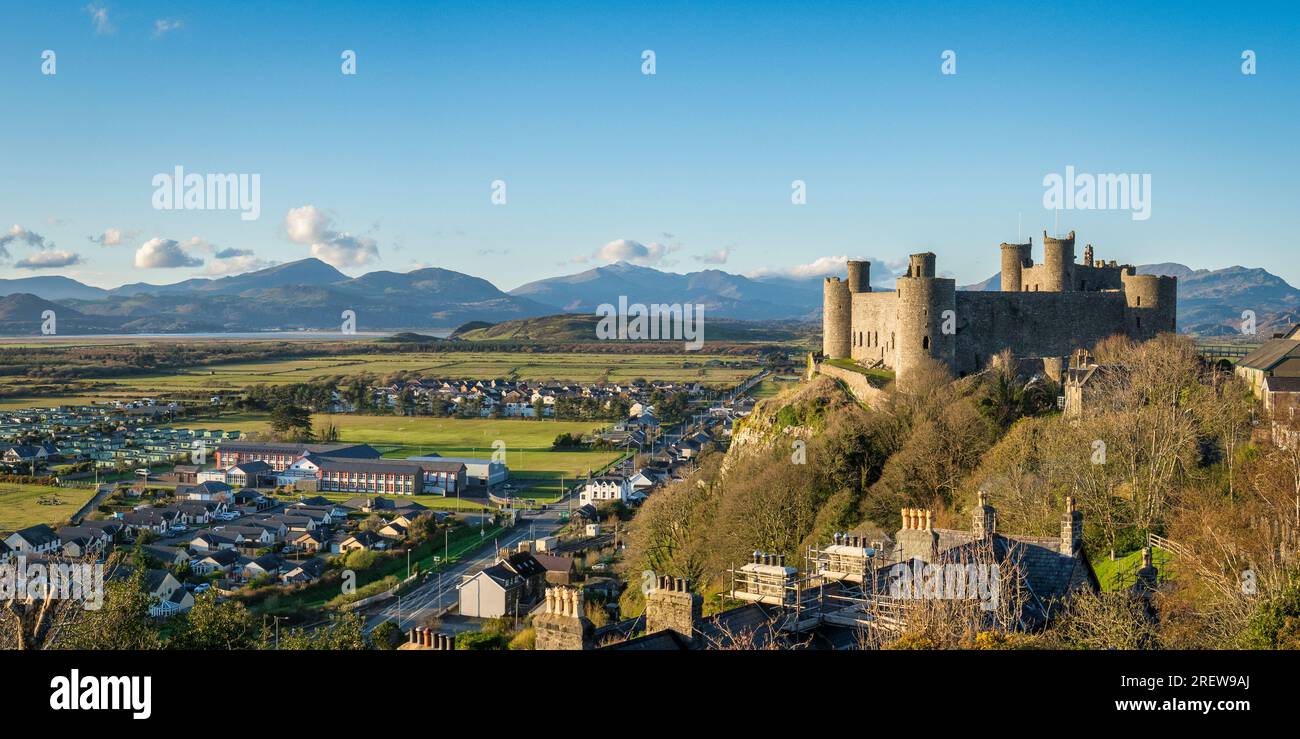 14 aprile 2023: Harlech, Gwynedd, Galles - Vista panoramica del castello di Harlech all'inizio della primavera. Foto Stock
