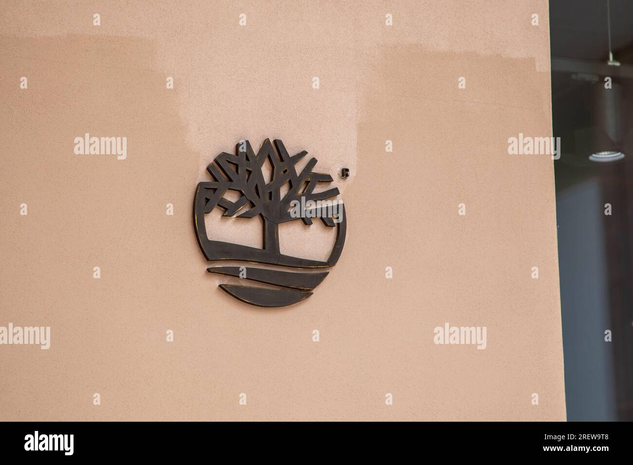 Milano , Italia - 07 25 2023 : marchio Timberland store con logo e scritta su di noi catena di negozi di moda Foto Stock