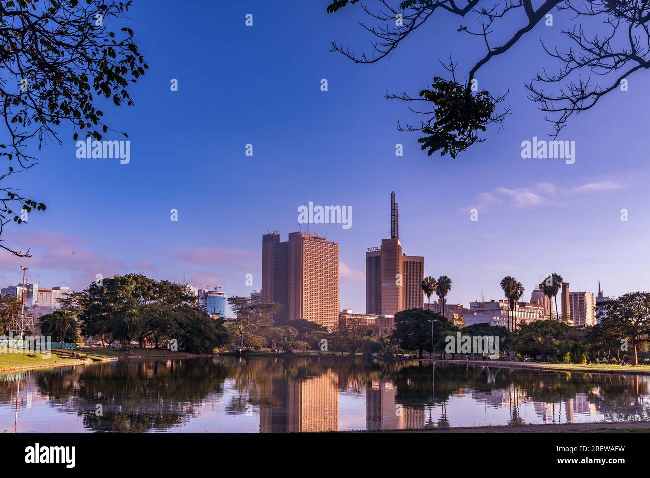 Paesaggio urbano di Nairobi capitale del Kenya grattacieli moderni skyline architettonico capitale del Kenya alba tramonto tramonto tramonto punto di riferimento Highrise Tall Highe Foto Stock