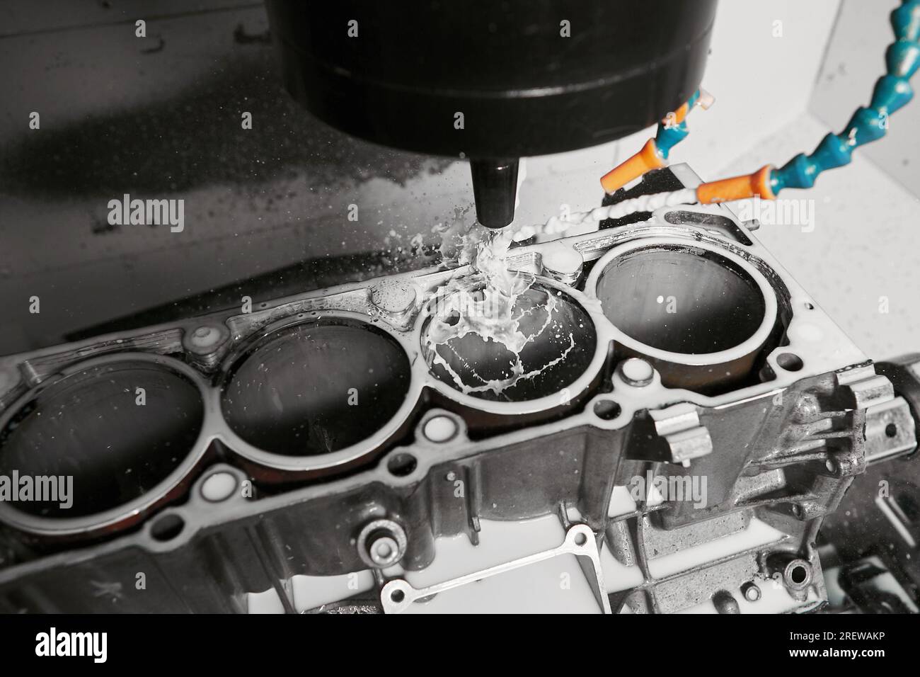 Riparazione dei blocchi motore del monoblocco sulla macchina alesatrice. Processo di messa a punto CNC per fresatura dell'acciaio del blocco cilindri per la fabbrica di motori per auto. Foto Stock