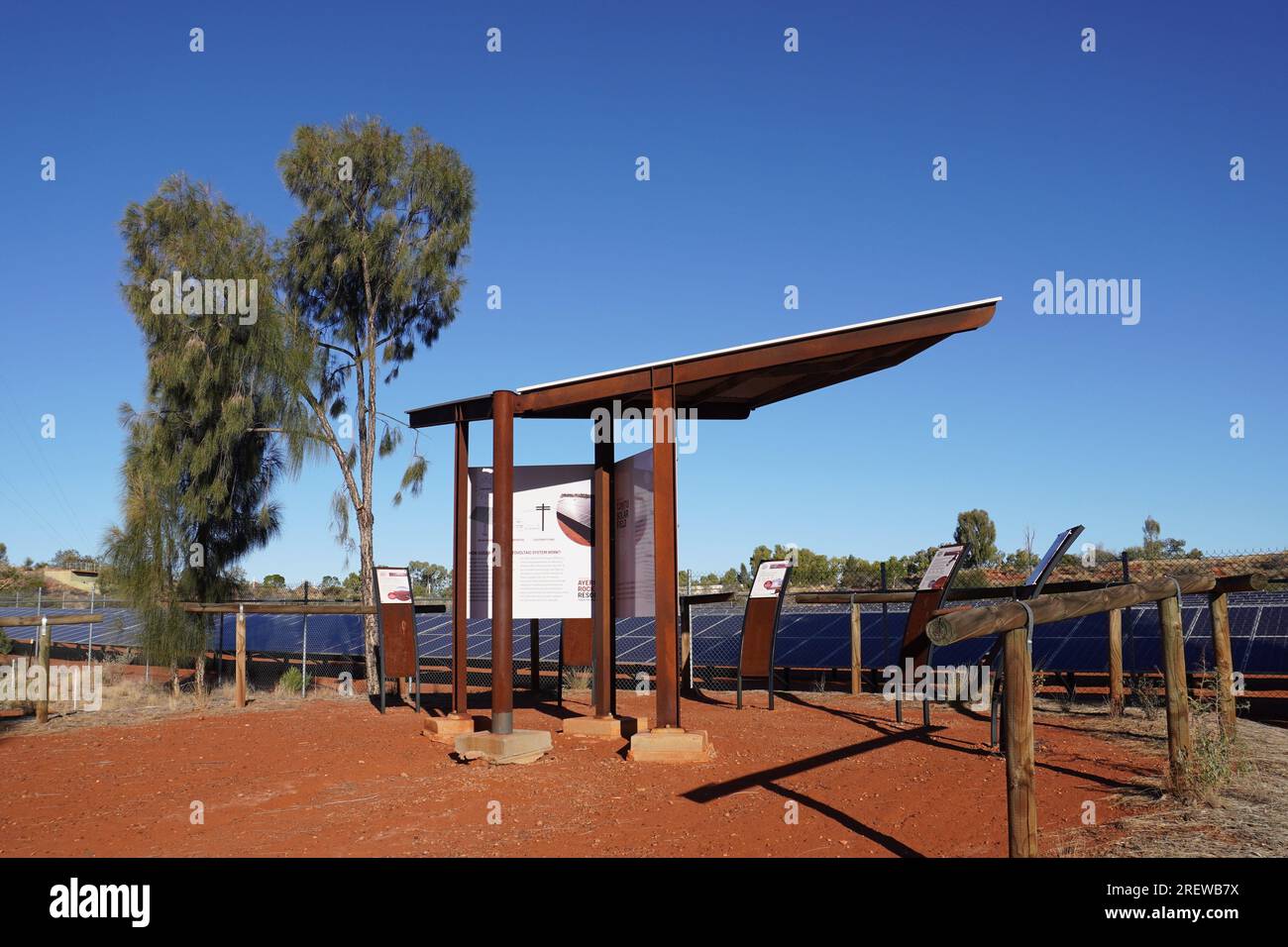 Stand informativo per visitatori Solar Field a Yulara, territorio del Nord Foto Stock
