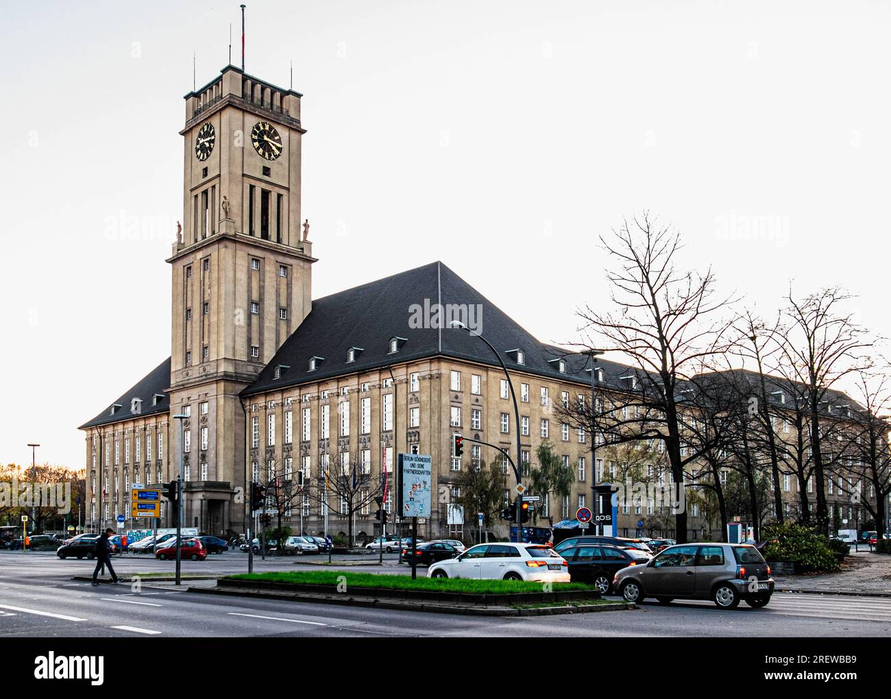 Municipio di Schöneberg, edificio in pietra arenaria di Berlino con colonne ioniche e facciata decorata con rappresentazioni commerciali e artigianali. Torre con Campana della libertà Foto Stock
