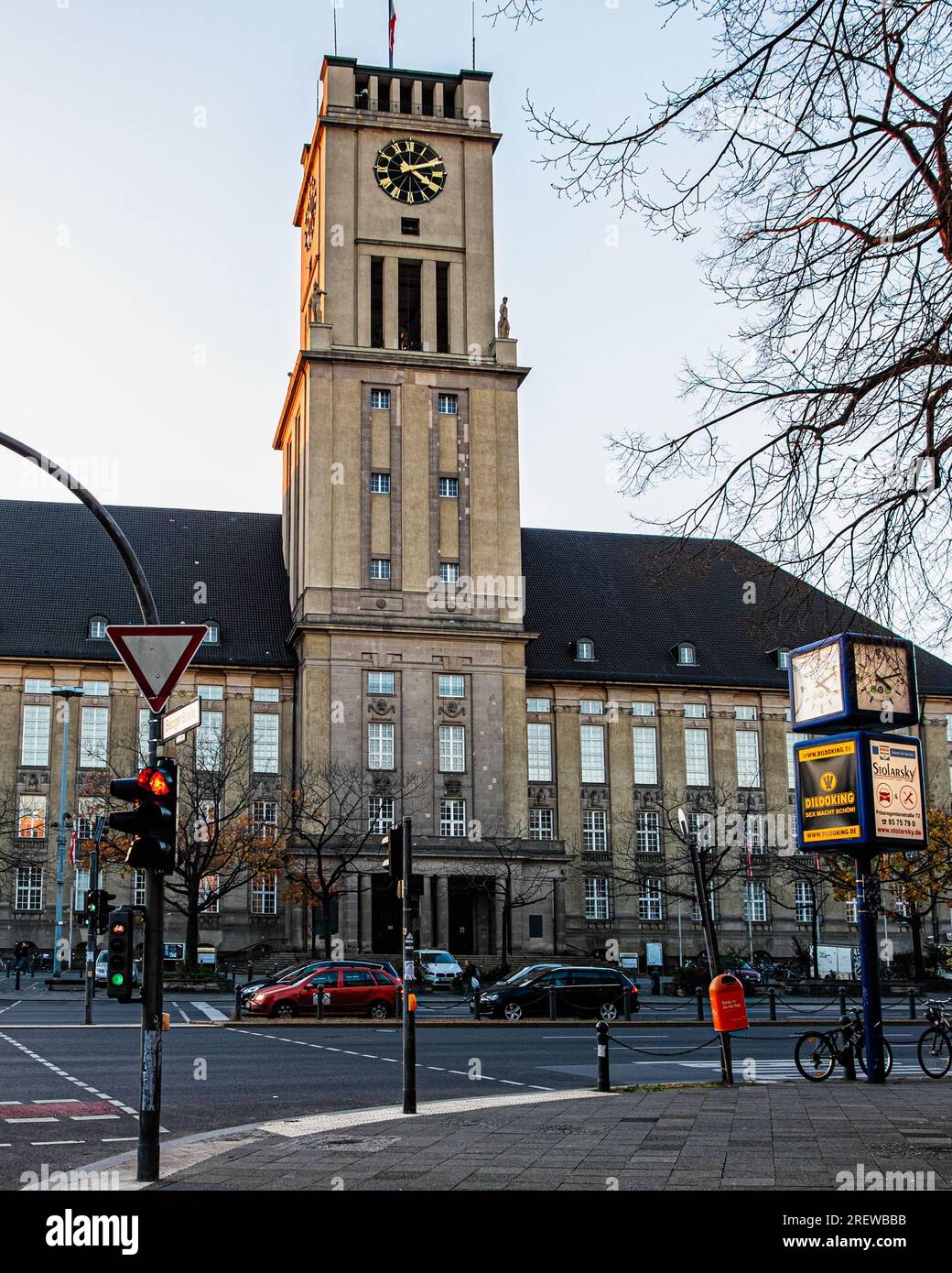 Municipio di Schöneberg, edificio in pietra arenaria di Berlino con colonne ioniche e facciata decorata con rappresentazioni commerciali e artigianali. Torre con Campana della libertà donata Foto Stock