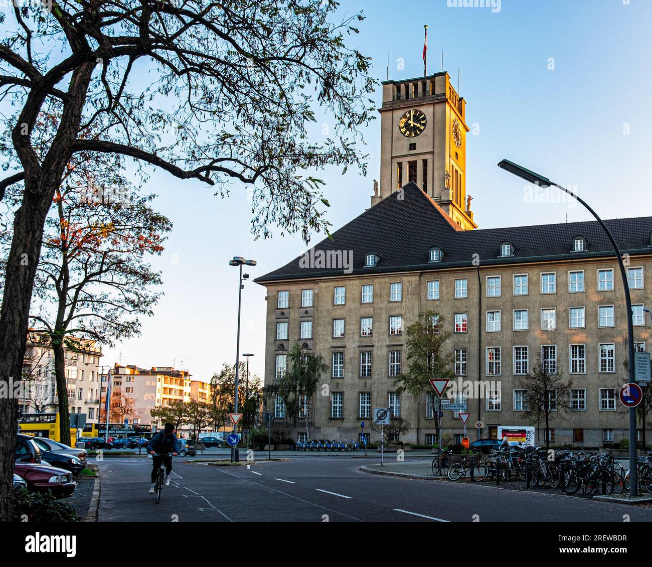 Berlino, il municipio di Schöneberg, edificio in pietra arenaria con colonne ioniche e facciata decorata con rappresentazioni commerciali e artigianali. Torre con Campana della libertà Foto Stock
