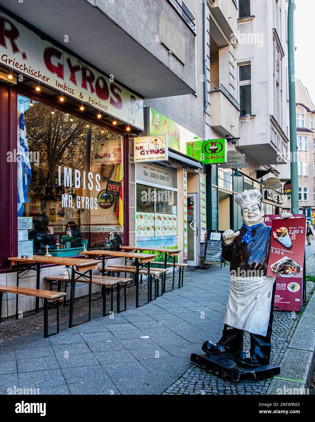 Chef Mannequin all'esterno del ristorante greco Mr Gyros, Grunewaldstrasse, Schöneberg, Berlino Foto Stock