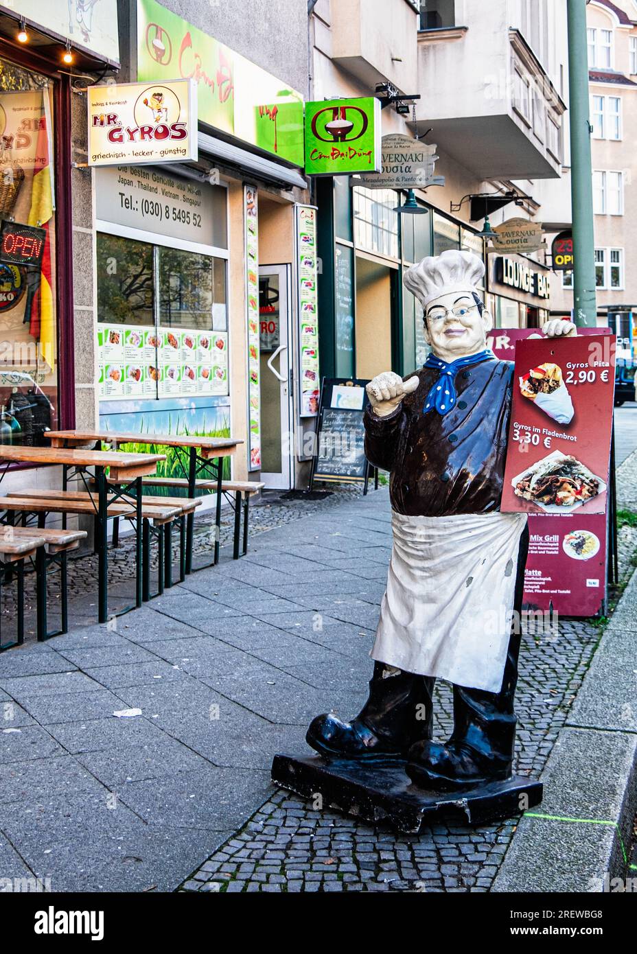 Chef Mannequin all'esterno del ristorante greco Mr Gyros, Grunewaldstrasse, Schöneberg, Berlino Foto Stock