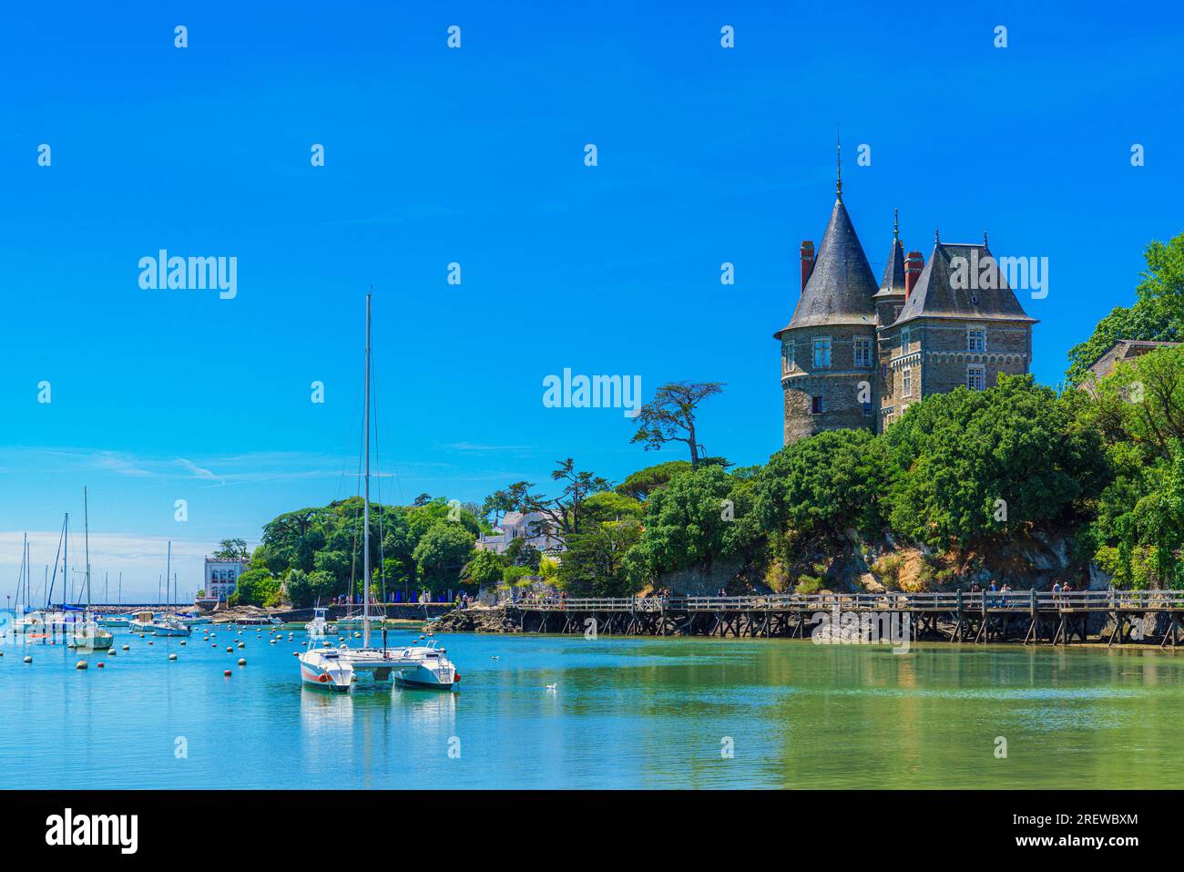 Vista del castello di Pornic sull'Oceano Atlantico nel dipartimento della Loira Atlantica, Francia Foto Stock