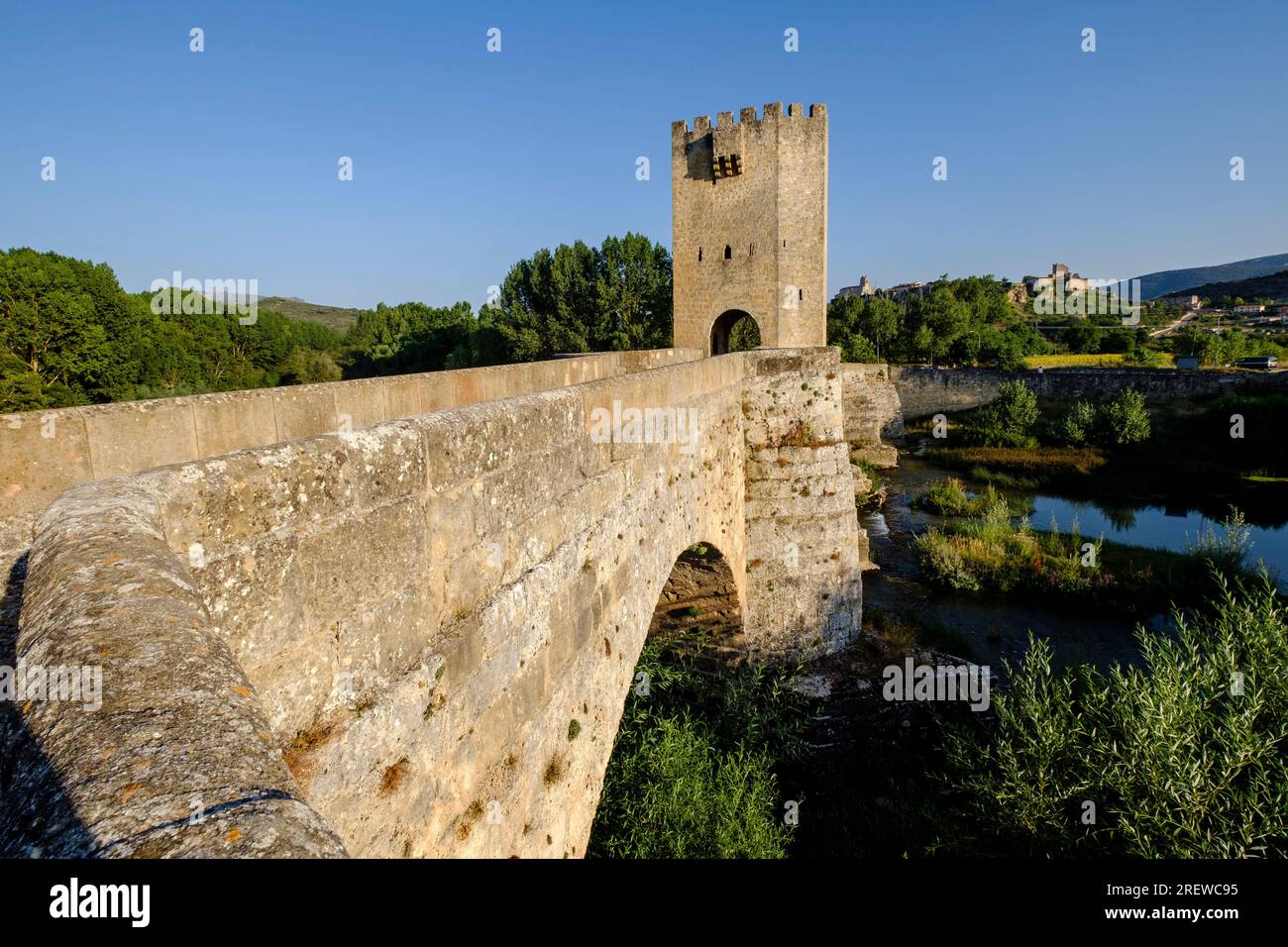 Ponte medievale di Frías, di origine romanica, sul fiume Ebro, Comunità autonoma di Castilla y León, Spagna Foto Stock