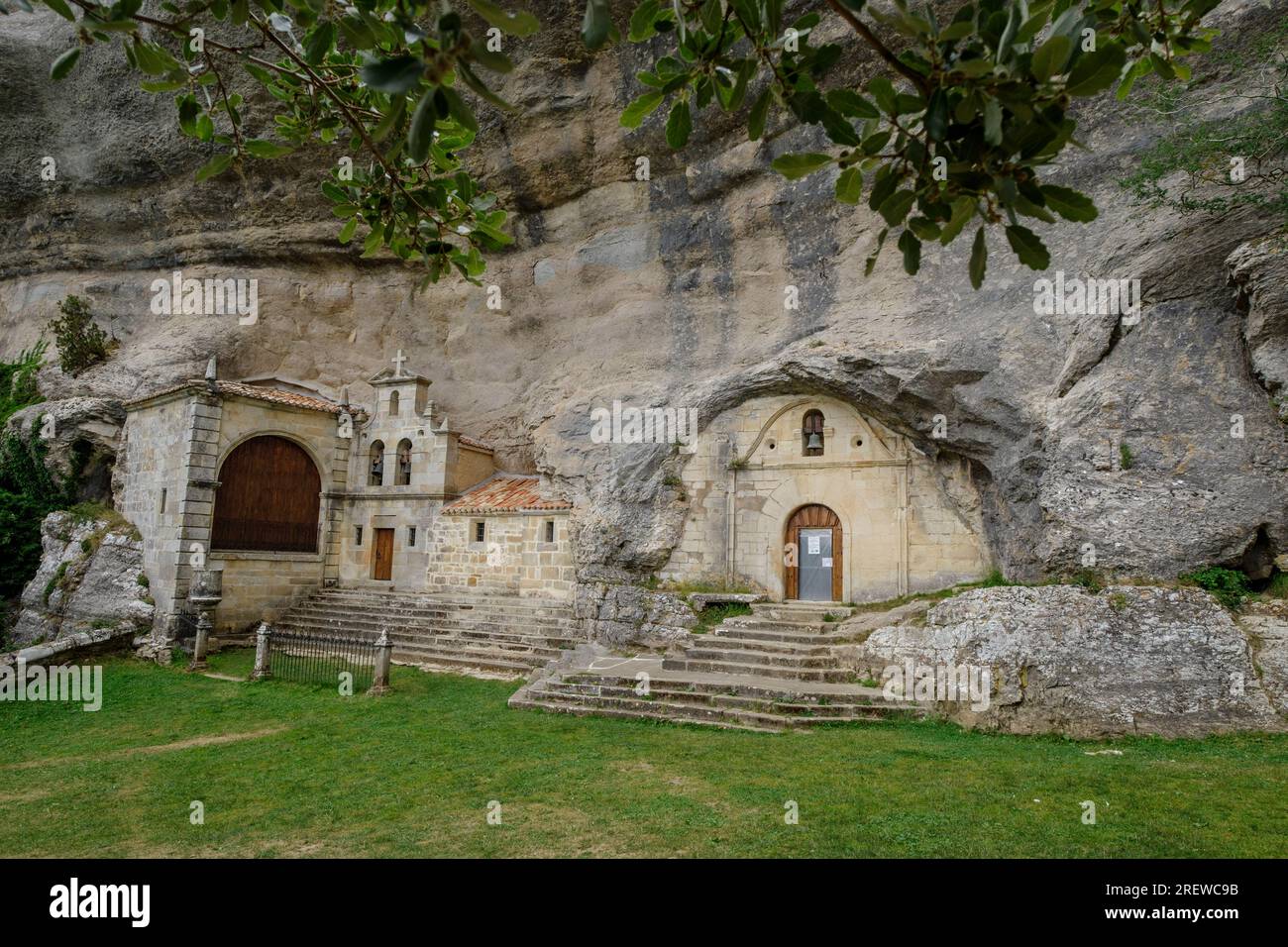 Grotta Eremo di San Bernabé, Ojo GUAREÑA , Espinosa de los Monteros, Castilla y Leon, Spagna Foto Stock