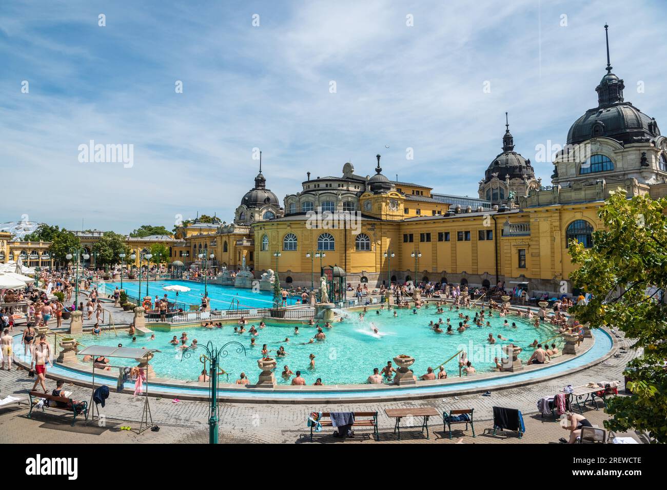 Budapest, Ungheria – 28 luglio 2023. Bagni Szechenyi a Budapest, Ungheria. Il bagno termale Szechenyi è il più grande bagno medicinale di Budapest. È W Foto Stock