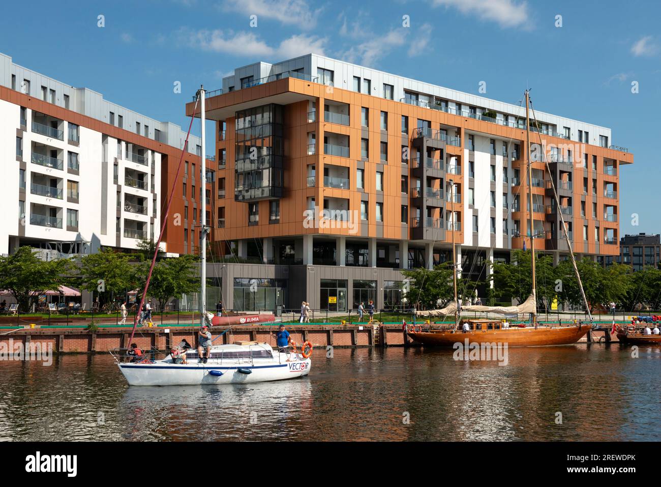 Edifici residenziali moderni di Invest Komfort presso il fiume Motlawa nel centro storico di Danzica, Polonia, Europa, UE Foto Stock