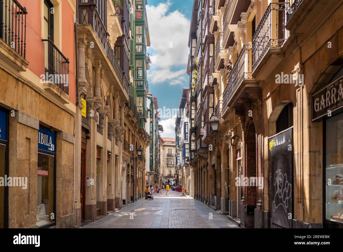 Le bellissime strade della città europea di Bilbao. Situata a nord di Span, è la città più grande dei Paesi Baschi e importante destinazione di viaggio. Foto Stock