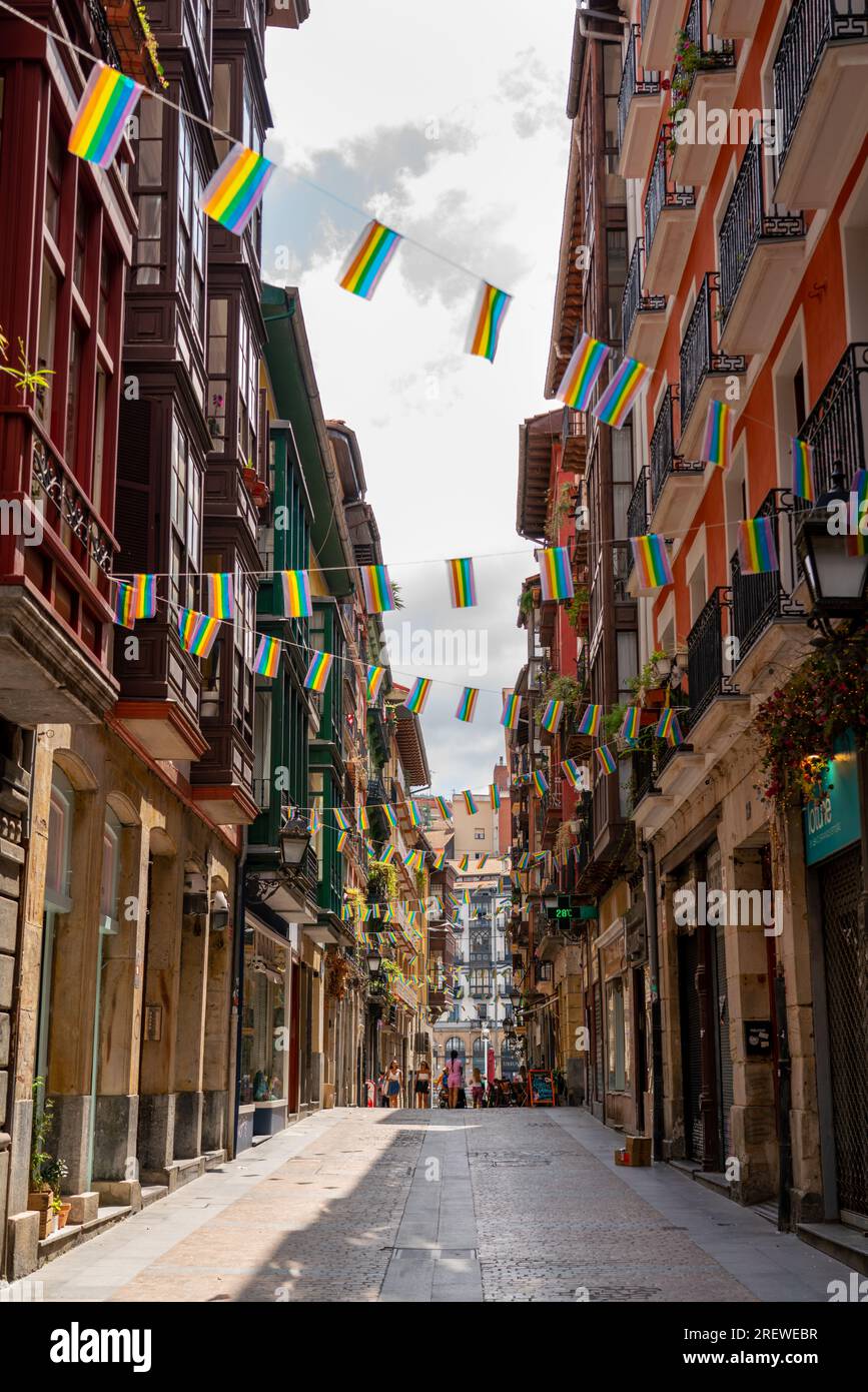 Le bellissime strade della città europea di Bilbao. Importante destinazione di viaggio nel nord della Spagna. Vista sul centro storico. Strada decorata con bandiera LGBT. Foto Stock