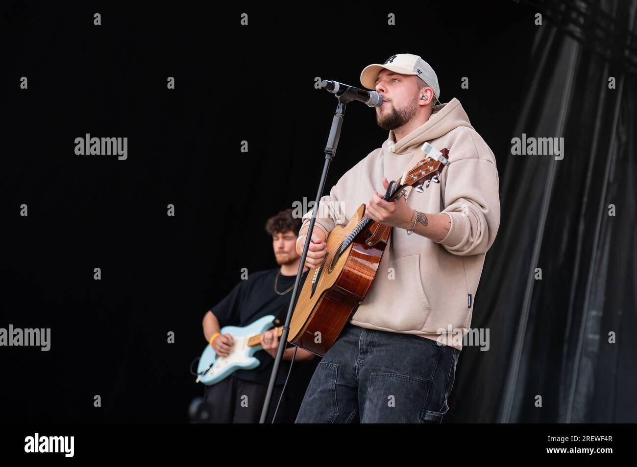 Mannheim, Germania. 29 luglio 2023. Il musicista Luca Noel si erge sul palco con la sua chitarra durante un concerto nel cortile d'onore del Palazzo barocco di Mannheim. Crediti: Silas Stein/dpa/Alamy Live News Foto Stock