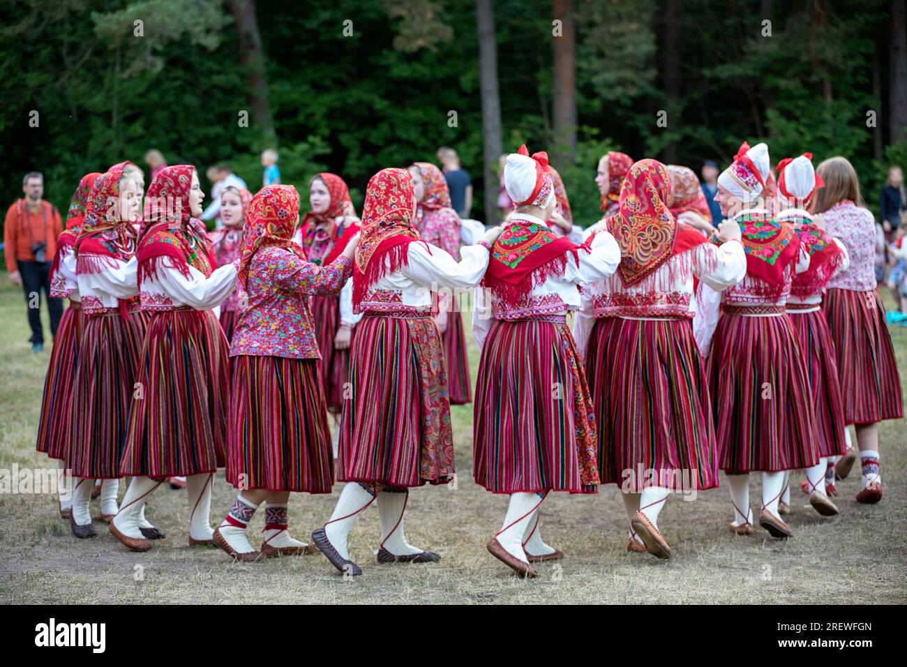 Tradizionale celebrazione di mezza estate sull'isola di Kihnu, in Estonia, donne in costume che eseguono danza rituale e canti per celebrare il solstizio d'estate Foto Stock