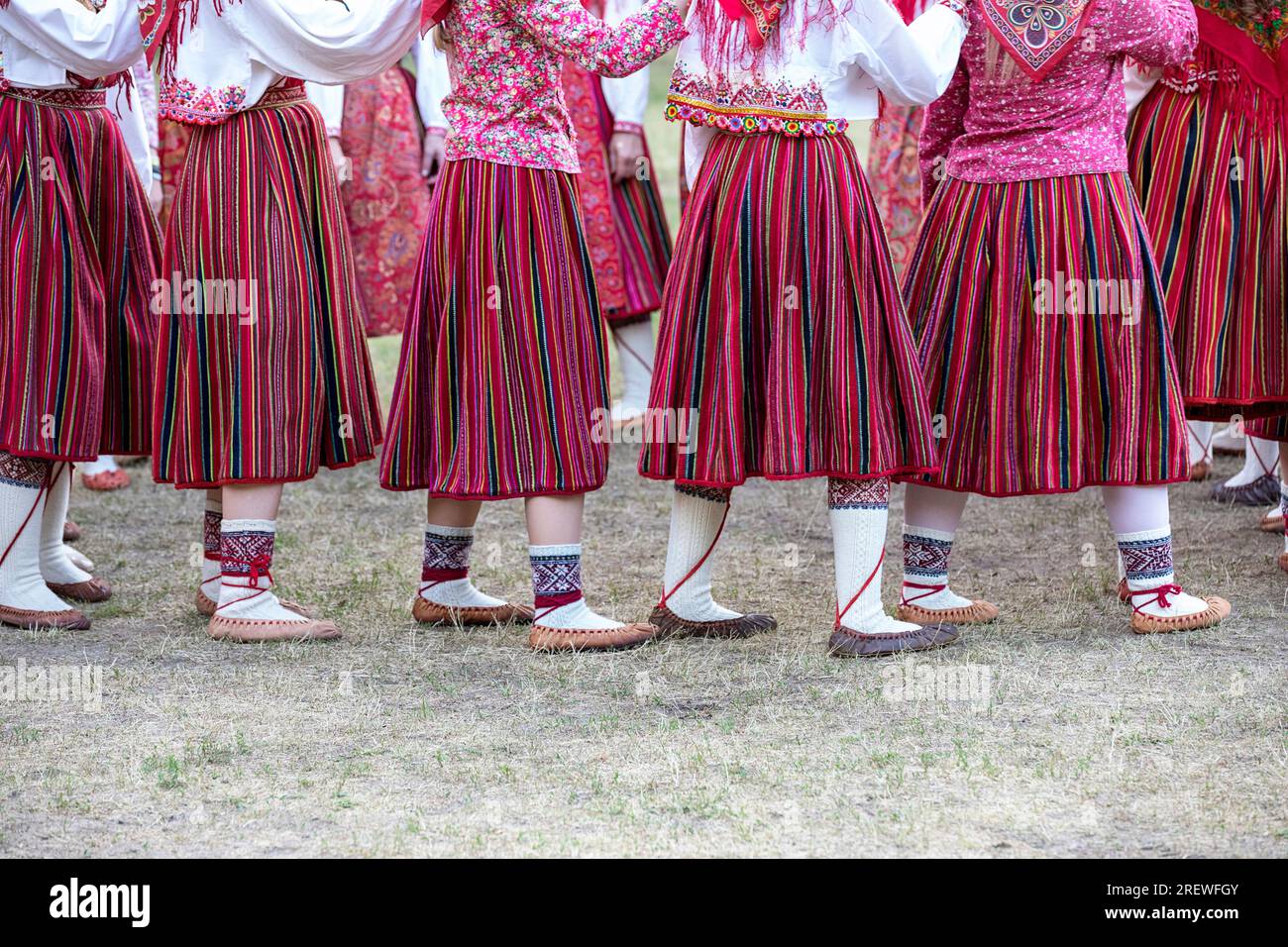 Tradizionale celebrazione di mezza estate sull'isola di Kihnu, in Estonia, donne in costume che eseguono danza rituale e canti per celebrare il solstizio d'estate Foto Stock