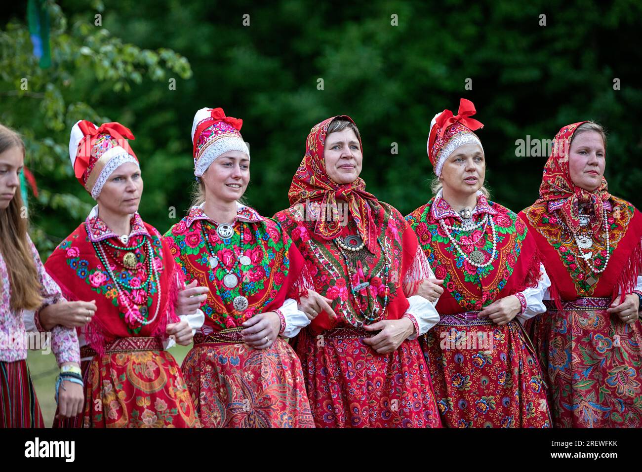 Tradizionale celebrazione di mezza estate sull'isola di Kihnu, in Estonia, donne in costume che eseguono danza rituale e canti per celebrare il solstizio d'estate Foto Stock
