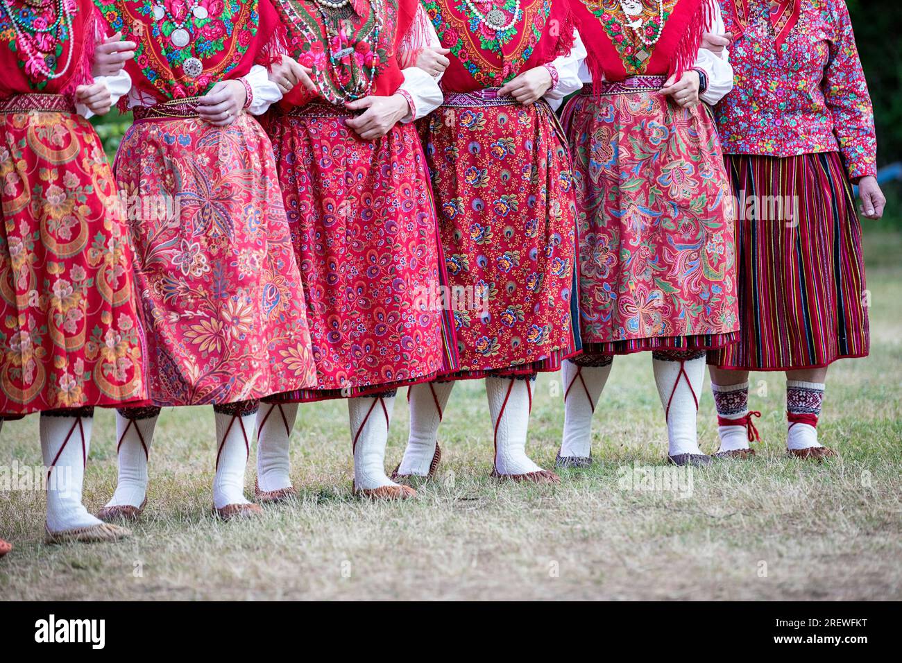 Tradizionale celebrazione di mezza estate sull'isola di Kihnu, in Estonia, donne in costume che eseguono danza rituale e canti per celebrare il solstizio d'estate Foto Stock