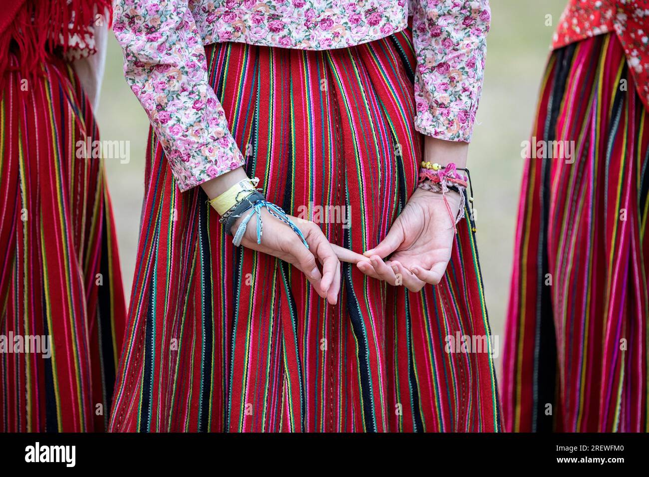 Tradizionale celebrazione di mezza estate sull'isola di Kihnu, in Estonia, donne in costume che eseguono danza rituale e canti per celebrare il solstizio d'estate Foto Stock