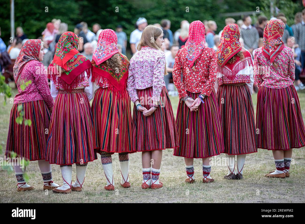 Tradizionale celebrazione di mezza estate sull'isola di Kihnu, in Estonia, donne in costume che eseguono danza rituale e canti per celebrare il solstizio d'estate Foto Stock
