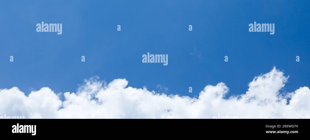 Panorama delle nuvole di cielo. Cielo blu e sfondo nuvole bianche Foto Stock