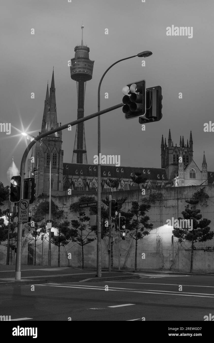 Una vista notturna della Citta' di Sydney guardando verso Cook e Phillip Park a Riley Street e la sua intersezione con St Mary's Road, Yurong Parkway e Sir John Young Crescent. Sullo sfondo si possono vedere la cattedrale di St Mary e la Sydney Tower. Foto Stock