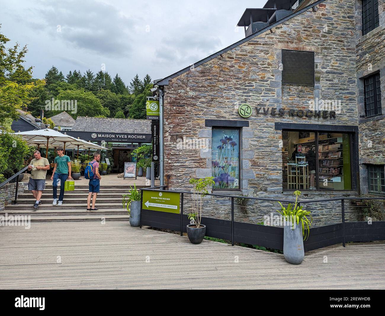 C) Denis TRASFI / MAXPPP - Francia, Bretagne, Morbihan, Maison Yves Rocher à Gacilly le 20 juillet 2023 - / Francia, Bretagna, Morbihan, Maison Yves R. Foto Stock