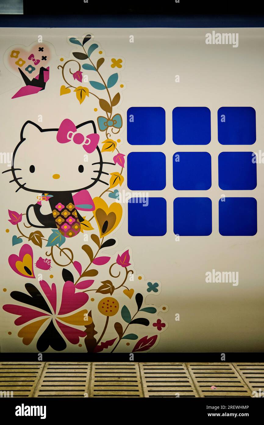 Giugno 2023, decorazione Hello Kitty sulla carrozza ferroviaria Haruka (primavera) all'aeroporto internazionale di Kansai, Osaka, Giappone Foto Stock