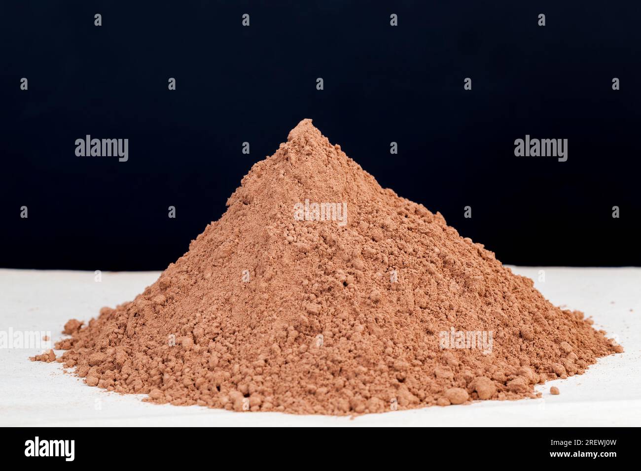 la nitidezza selettiva e una piccola profondità di campo, il cacao in polvere viene utilizzato in cottura, una grande pila a base di fagioli di cacao in polvere per la produzione del cioccolato o dell'avena Foto Stock