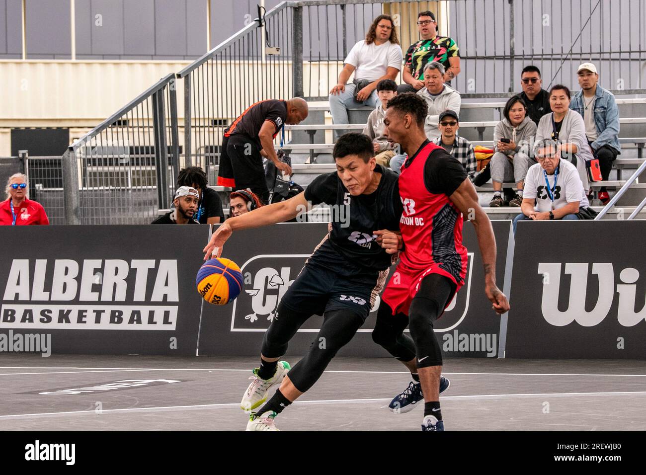 Edmonton, Canada. 28 luglio 2023. RIGA (LAT) (5) Yue Hongbo lavora intorno a Washington DC (USA) (4) Charlie Brown Jr., in azione FIBA 3x3 2023 durante il round di qualificazione della tappa Edmonton del FIBA 3x3 World Tour. Riga (LAT) 12:21 Washington DC (USA) credito: SOPA Images Limited/Alamy Live News Foto Stock