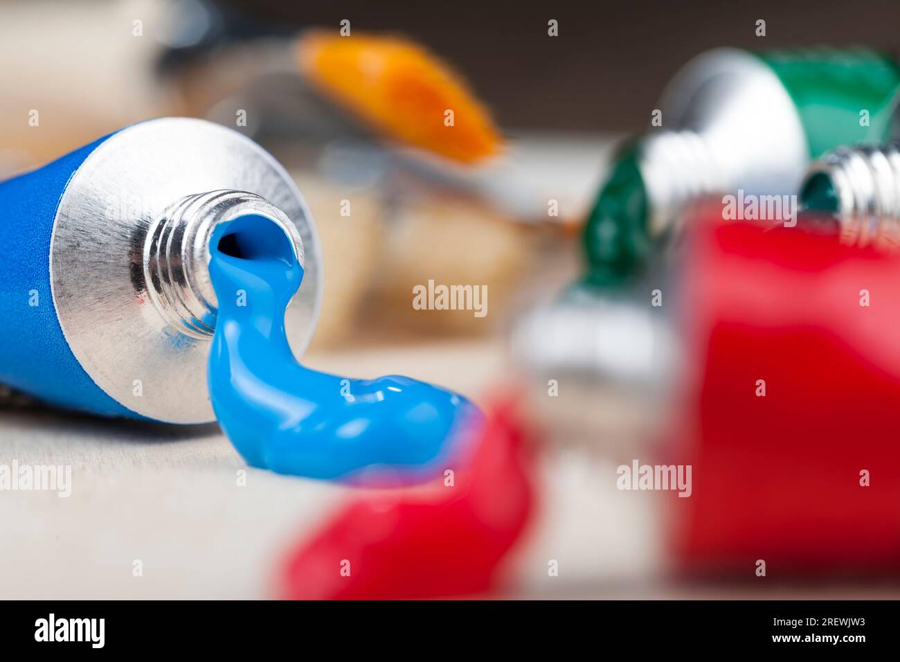 vernici ad olio per disegni creativi, il processo creativo di disegno utilizzando vernici ad olio, tubi di vernice ad olio per dipingere immagini Foto Stock