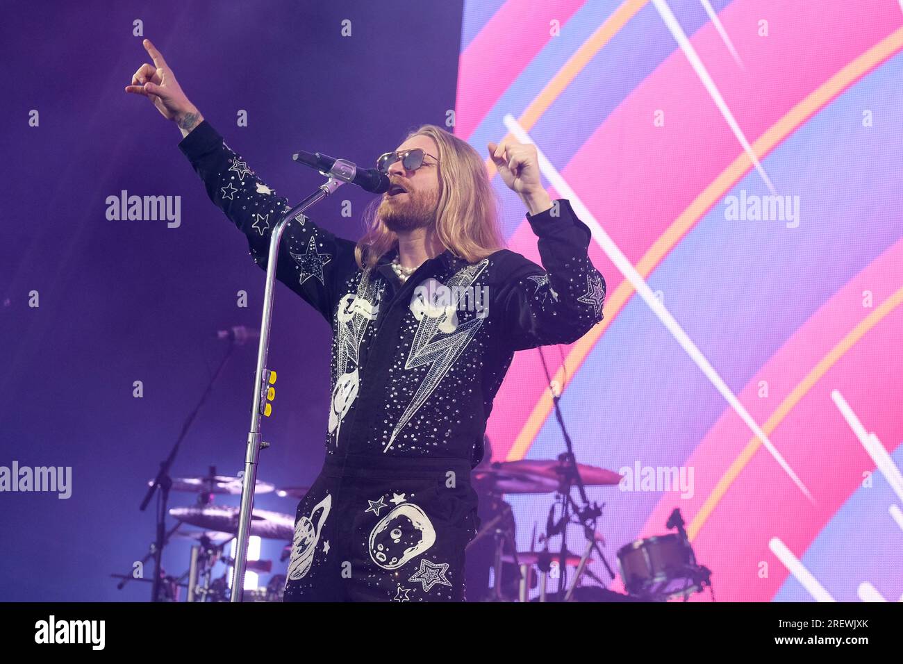 Il cantautore britannico e personalità dei social media Sam Ryder si esibisce dal vivo sul palco del Camp Bestival, Lulworth. Sam Ryder è stato scoperto attraverso TikTok, dopo aver pubblicato cover musicali durante il primo lockdown della pandemia di COVID-19 nel marzo 2020. Ha rappresentato il Regno Unito all'Eurovision Song Contest 2022 con la canzone "Space Man" e si è classificato primo nel voto della giuria e secondo assoluto. Foto Stock