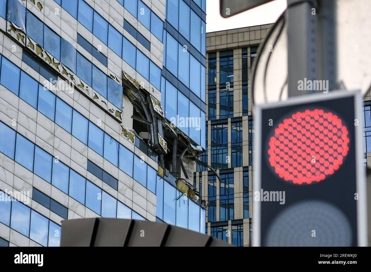 (230730) -- MOSCA, 30 luglio 2023 (Xinhua) -- questa foto scattata il 30 luglio 2023 mostra un edificio danneggiato da un attacco di droni a Mosca, in Russia. L'Ucraina ha tentato di lanciare un attacco contro obiettivi a Mosca con tre droni, ma non è riuscito a raggiungere il suo obiettivo, ha detto il Ministero della difesa russo domenica. Secondo il ministero, Kiev ha lanciato tre veicoli aerei senza equipaggio a Mosca la mattina presto di domenica. Uno fu abbattuto dalle forze di difesa aerea sopra il distretto di Odintsovo nella regione di Mosca, mentre gli altri due furono bloccati da sistemi di guerra elettronica e si schiantarono contro un complesso di non residenti Foto Stock
