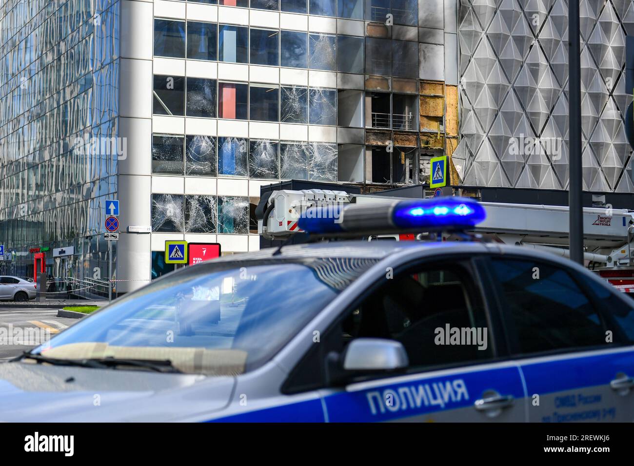 (230730) -- MOSCA, 30 luglio 2023 (Xinhua) -- questa foto scattata il 30 luglio 2023 mostra un edificio danneggiato da un attacco di droni a Mosca, in Russia. L'Ucraina ha tentato di lanciare un attacco contro obiettivi a Mosca con tre droni, ma non è riuscito a raggiungere il suo obiettivo, ha detto il Ministero della difesa russo domenica. Secondo il ministero, Kiev ha lanciato tre veicoli aerei senza equipaggio a Mosca la mattina presto di domenica. Uno fu abbattuto dalle forze di difesa aerea sopra il distretto di Odintsovo nella regione di Mosca, mentre gli altri due furono bloccati da sistemi di guerra elettronica e si schiantarono contro un complesso di non residenti Foto Stock