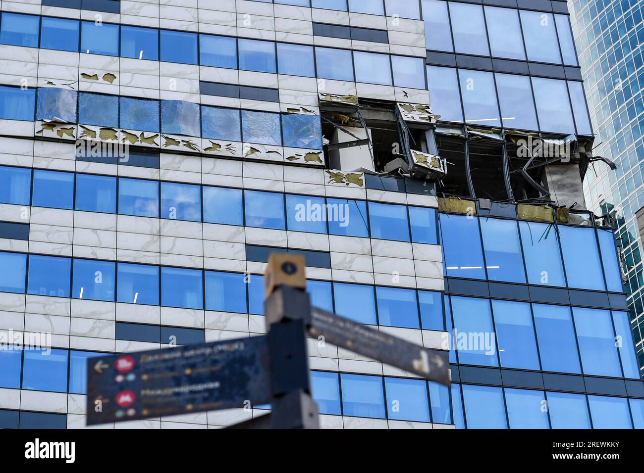 (230730) -- MOSCA, 30 luglio 2023 (Xinhua) -- questa foto scattata il 30 luglio 2023 mostra un edificio danneggiato da un attacco di droni a Mosca, in Russia. L'Ucraina ha tentato di lanciare un attacco contro obiettivi a Mosca con tre droni, ma non è riuscito a raggiungere il suo obiettivo, ha detto il Ministero della difesa russo domenica. Secondo il ministero, Kiev ha lanciato tre veicoli aerei senza equipaggio a Mosca la mattina presto di domenica. Uno fu abbattuto dalle forze di difesa aerea sopra il distretto di Odintsovo nella regione di Mosca, mentre gli altri due furono bloccati da sistemi di guerra elettronica e si schiantarono contro un complesso di non residenti Foto Stock