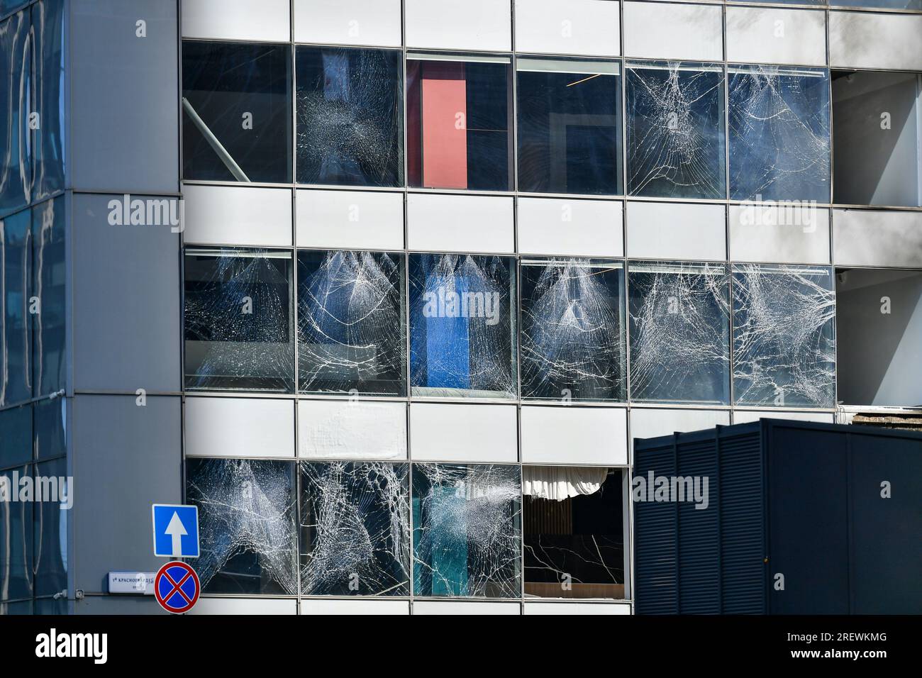 (230730) -- MOSCA, 30 luglio 2023 (Xinhua) -- questa foto scattata il 30 luglio 2023 mostra un edificio danneggiato da un attacco di droni a Mosca, in Russia. L'Ucraina ha tentato di lanciare un attacco contro obiettivi a Mosca con tre droni, ma non è riuscito a raggiungere il suo obiettivo, ha detto il Ministero della difesa russo domenica. Secondo il ministero, Kiev ha lanciato tre veicoli aerei senza equipaggio a Mosca la mattina presto di domenica. Uno fu abbattuto dalle forze di difesa aerea sopra il distretto di Odintsovo nella regione di Mosca, mentre gli altri due furono bloccati da sistemi di guerra elettronica e si schiantarono contro un complesso di non residenti Foto Stock