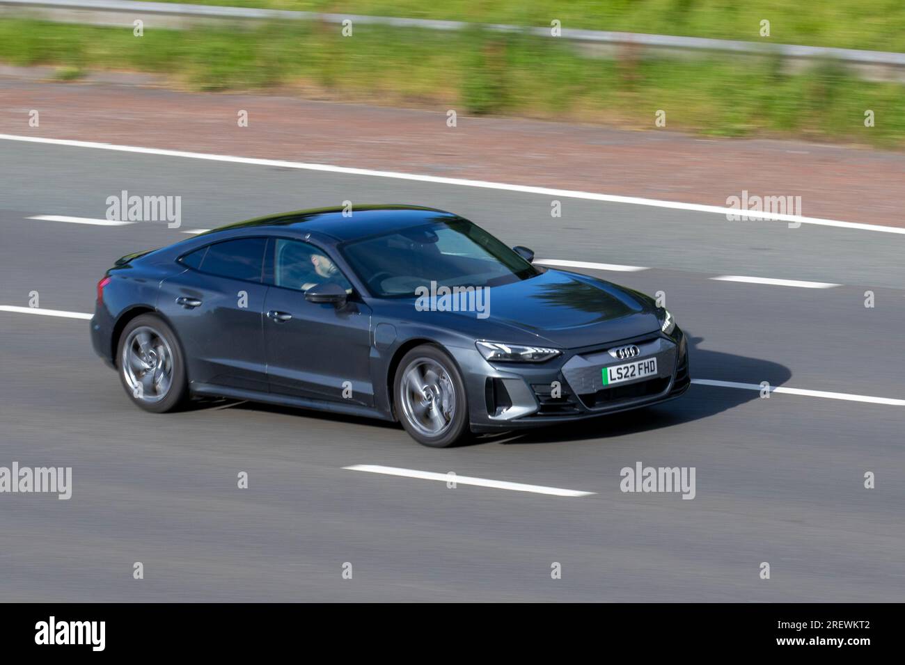 2022 Grey AUDI e-TRON GT quattro, 530 quattro Electric 93 kWh Grey Car Saloon elettricità 390 kW; viaggia a velocità sostenuta sull'autostrada M6 a Greater Manchester, Regno Unito Foto Stock