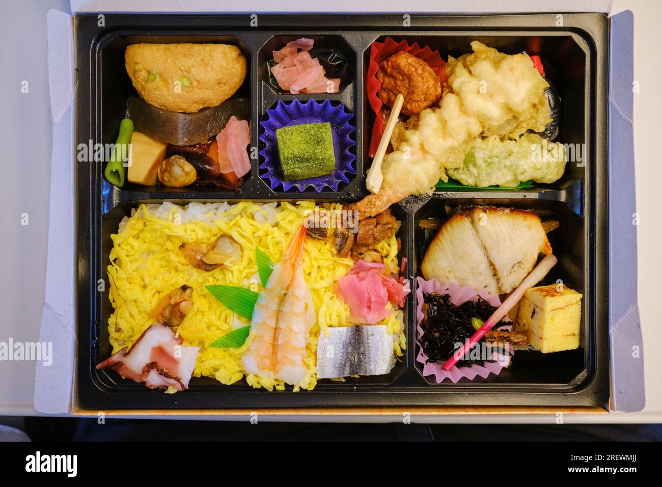 Giugno 2023, Una scatola di bento della stazione (ekiben); venduta nelle stazioni ferroviarie che sono progettate per essere gustate su lunghe corse in treno che mostrano la cucina regionale Foto Stock