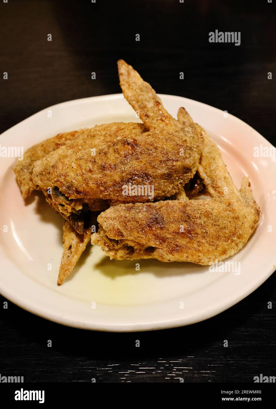 Giugno 2023, Un piatto di ali di pollo giapponesi (tebasaki), una specialità di Nagoya Foto Stock