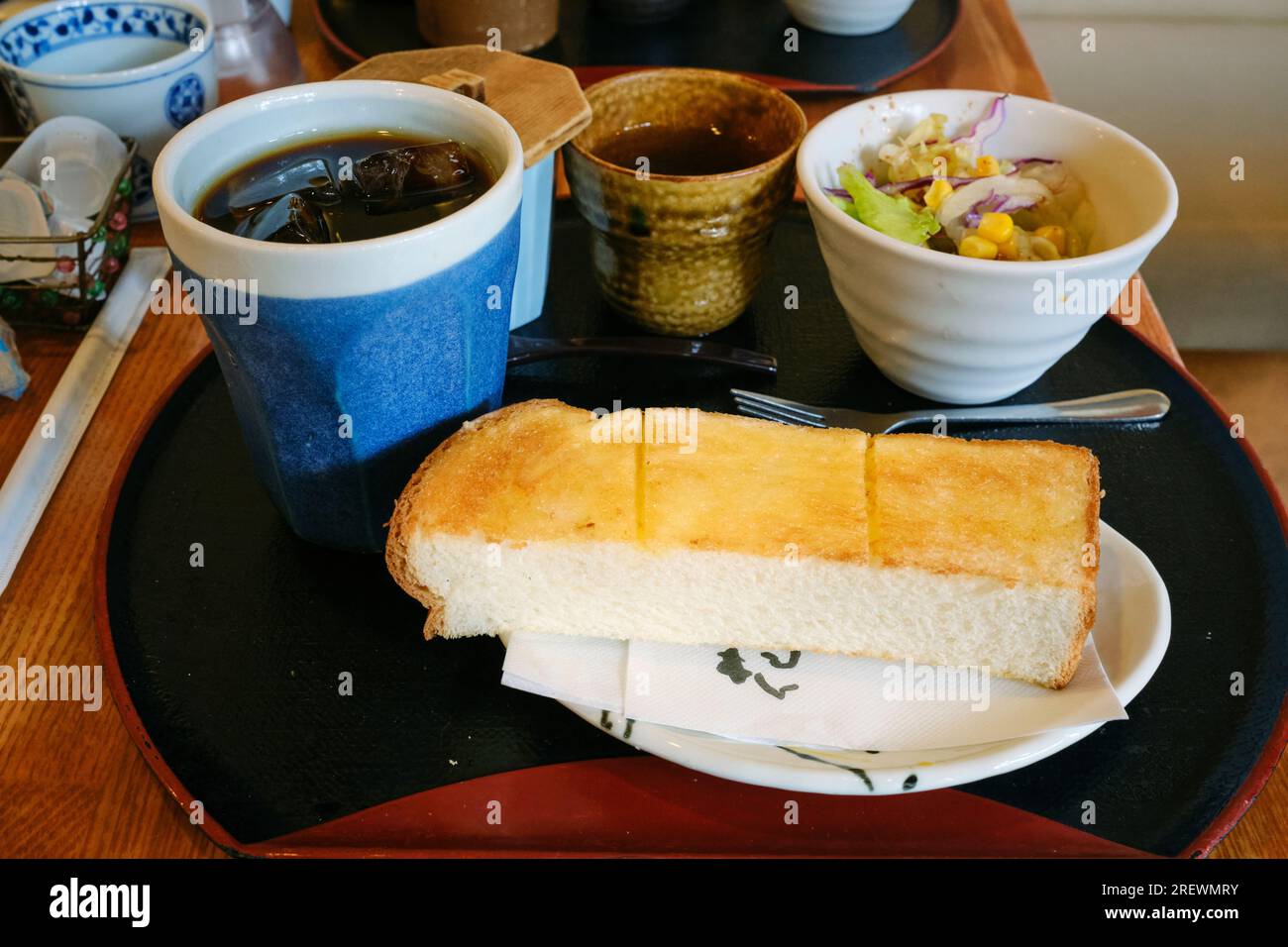 Il 2023 giugno, set mattutino, una tipica colazione economica a Nagoya, di solito composta da caffè, pane tostato e uova Foto Stock