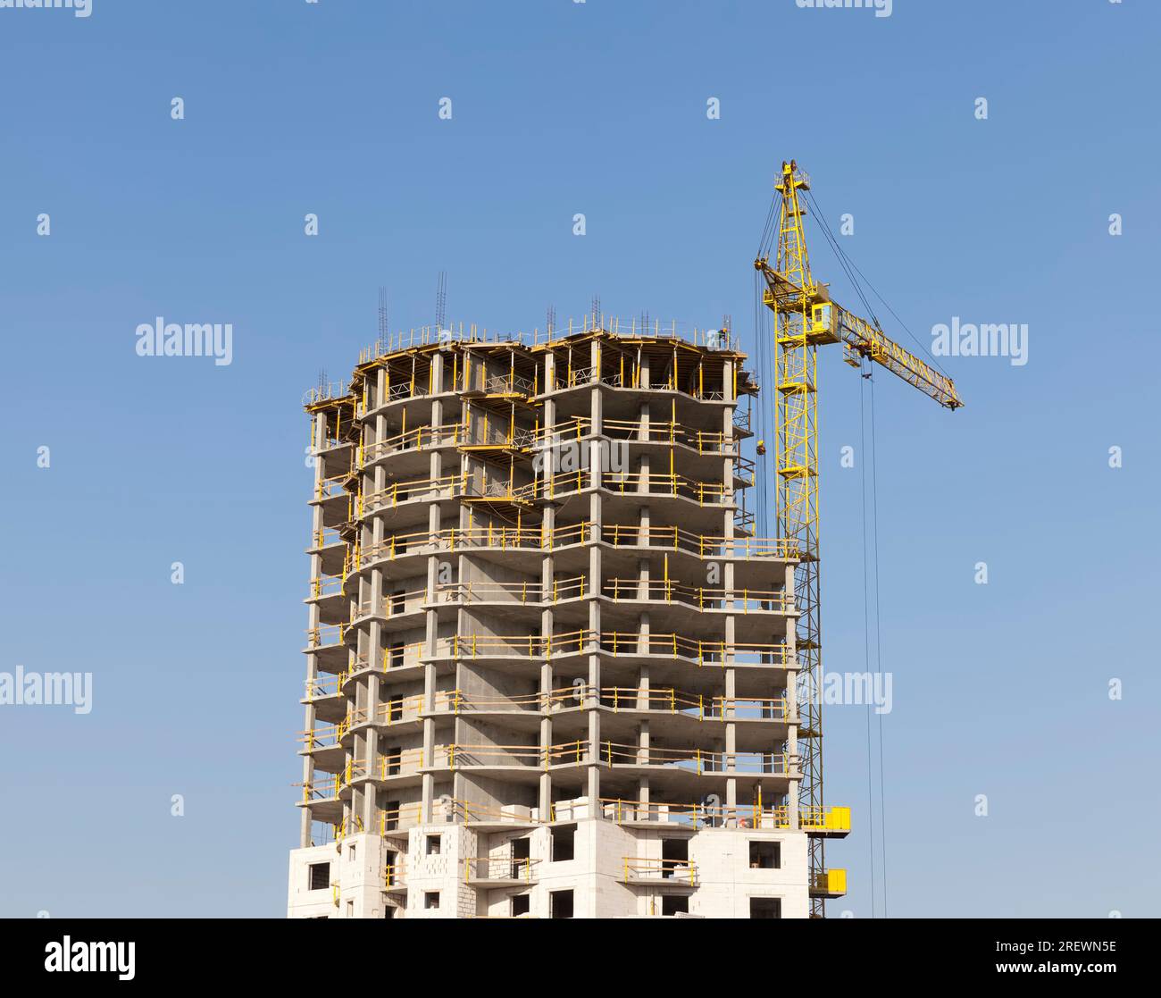 costruzione di un nuovo edificio monolitico con un gran numero di appartamenti, un edificio ai margini della città in una nuova area urbana, costruzione di n Foto Stock