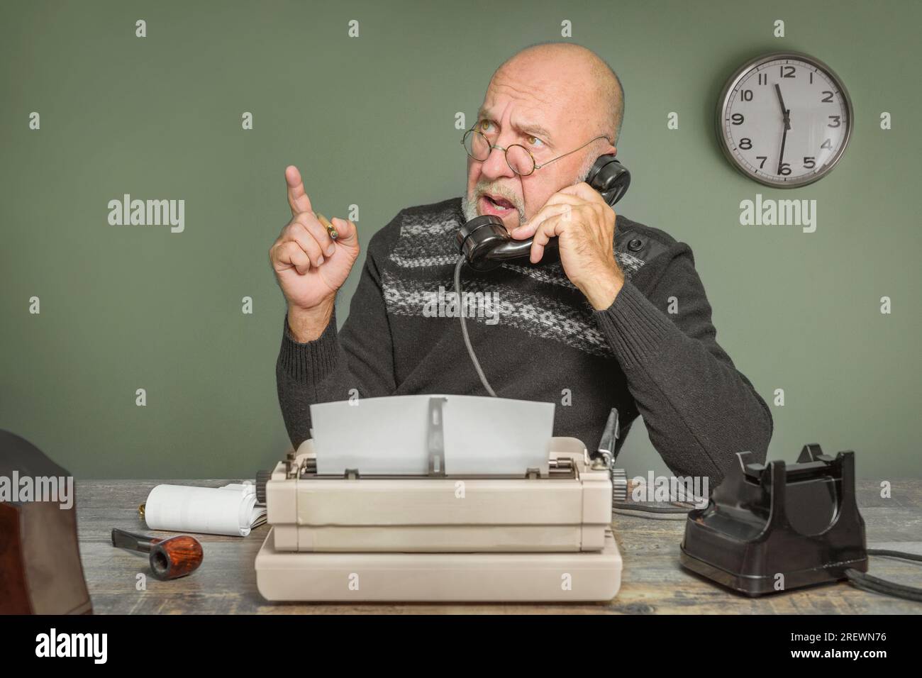 Giornalista d'autore d'epoca al lavoro. Scrivania con telefono e macchina da scrivere. Redattore scrittore Foto Stock