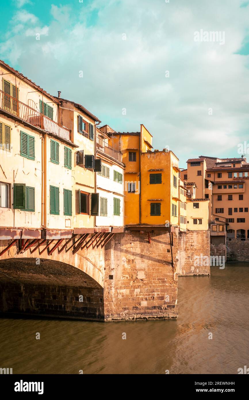 Ponte Vecchio sul fiume Arno a Firenze, Italia. Tradizionale architettura italiana in Toscana. Foto Stock