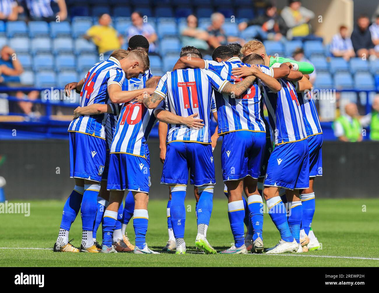 Sheffield, Regno Unito. 29 luglio 2023. I giocatori dello Sheffield Wednesday si riuniscono durante l'amichevole di pre-stagione dello Sheffield Wednesday FC vs Luton Town FC all'Hillsborough Stadium, Sheffield, Regno Unito il 29 luglio 2023 credito: Every Second Media/Alamy Live News Foto Stock