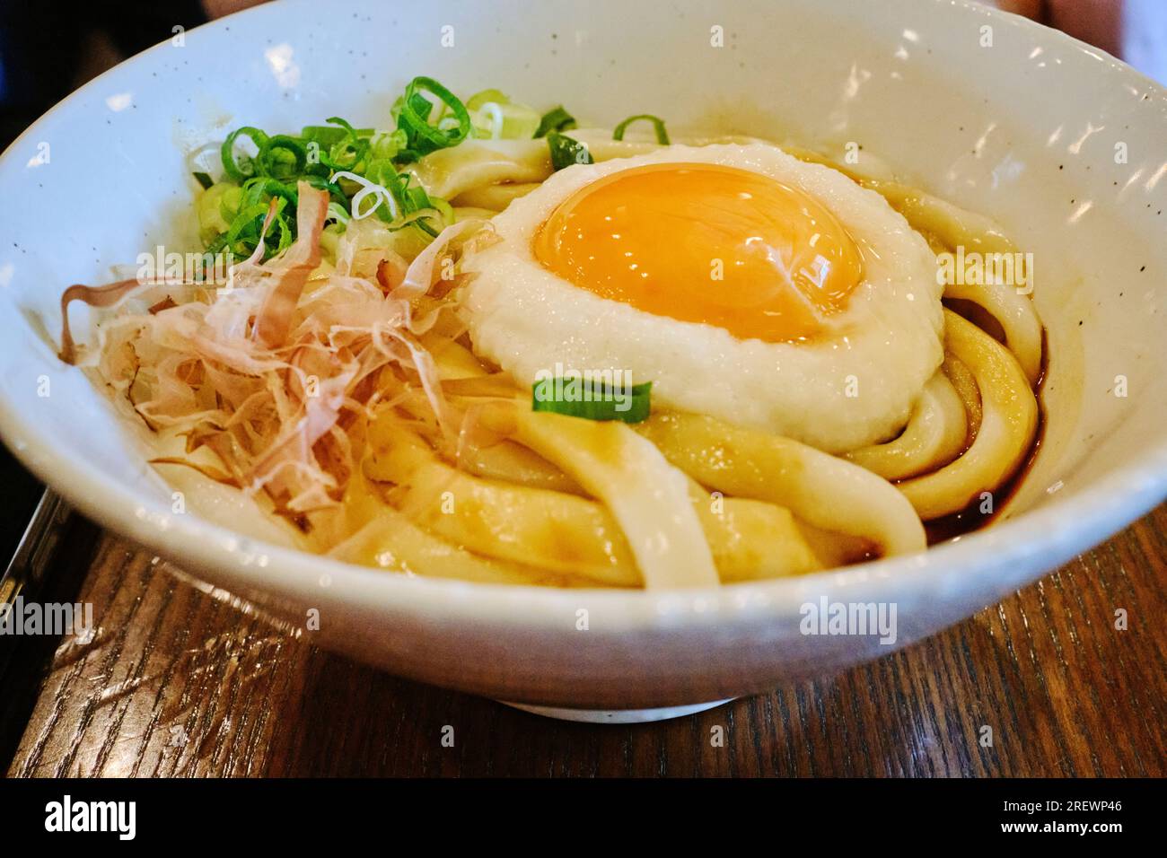 Luglio 2023, Una ciotola di udon ISE che ha una consistenza extra spessa e masticata con yam grattugiato (tororo) e tuorlo d'uovo crudo Foto Stock